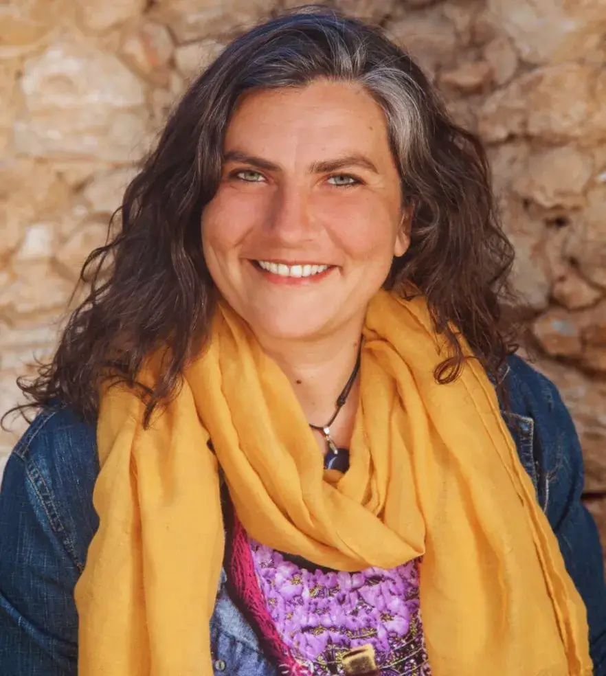 Gaia ha llegado a comprender el aporte que otorgan las constelaciones familiares al proceso de liberación y a conocer un nuevo estado interior. En su trabajo actual, utiliza las constelaciones familiares como herramienta de indagación y autoconocimiento, para liberar bloqueos y para permitir que "el Verdadero Yo" de cada persona brille libremente.