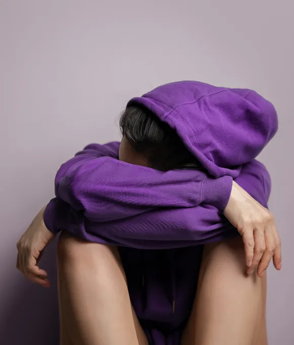 Gaia Demurtas, consteladora familiar con experiencia en consultas individuales y grupales. Ofrece sesiones terapéuticas en persona y en línea para revelar y modificar estos patrones y liberar creencias limitantes.